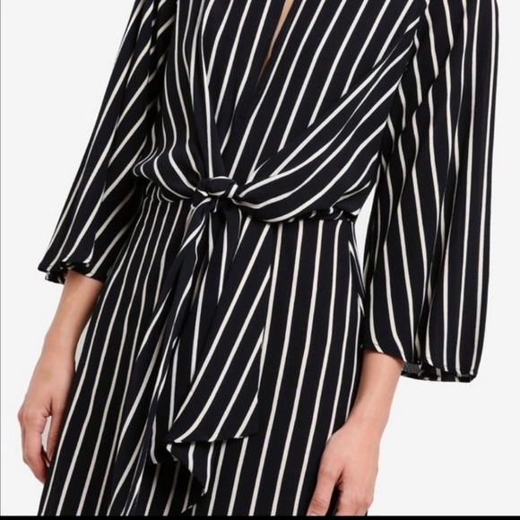 Vertical stripe dress with keyhole and tie in front. - Picture 4 of 8